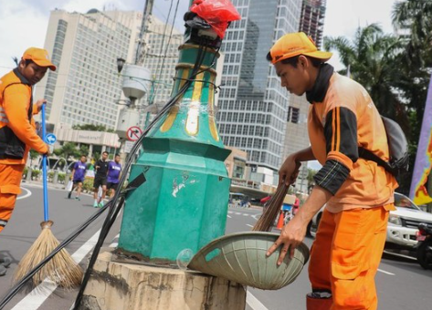 Banyak Petugas PPSU Menyapu Bersih Daerah Bundaran HI