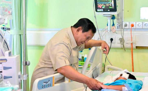 Prabowo Jenguk Korban Yang Ditabrak Oleh Mobil MBG
