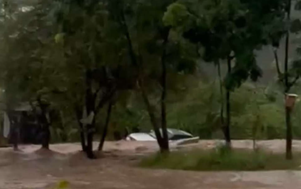 Mobil & Gerobak Hanyut Usai Banjir di Cilegon