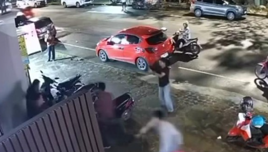 Security Makassar Dikeroyok 6 Orang Usai Dituduh Mencuri