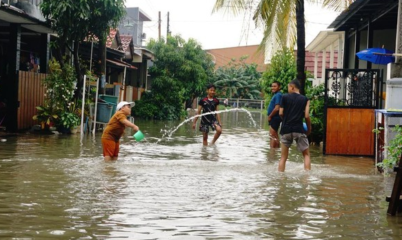 Hujan Dini Hari Memicu Banjir di Villa Indah Permai