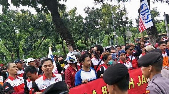 Buruh Demo Tolak Kebijakan Impor Tenaga Kerja Asing