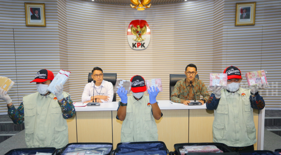 KPK Pamerkan Uang Suap Impor Rp5,18 Miliar ke Publik